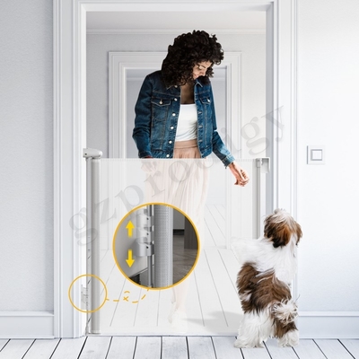 ABS Intrekbaar Mesh Gate Extra Wide de Rek Intrekbare Poort van de 71 Duim Gemakkelijke Afneembare Multirichting voor Honden buiten