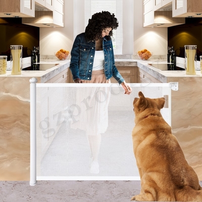 ABS Intrekbaar Mesh Gate Extra Wide de Rek Intrekbare Poort van de 71 Duim Gemakkelijke Afneembare Multirichting voor Honden buiten
